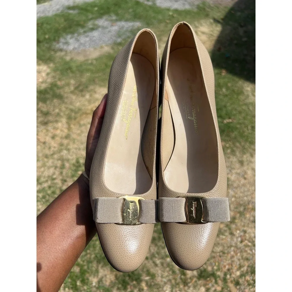 Salvatore Ferragamo Vara Pump Womens 8.5 AA Beige Pebbled Leather Bow Good